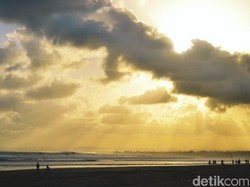 Petugas Gabungan Awasi Wisatawan Pangandaran