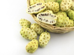 13 Manfaat Mengkudu untuk Kesehatan, Buah Hijau Kaya Khasiat