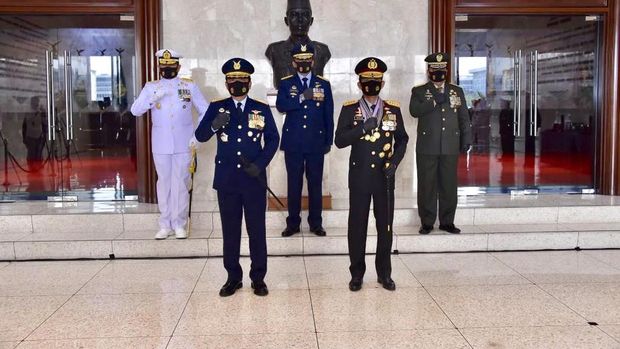 Kapolri Terima Anugerah Bintang Kehormatan dari 3 Matra TNI