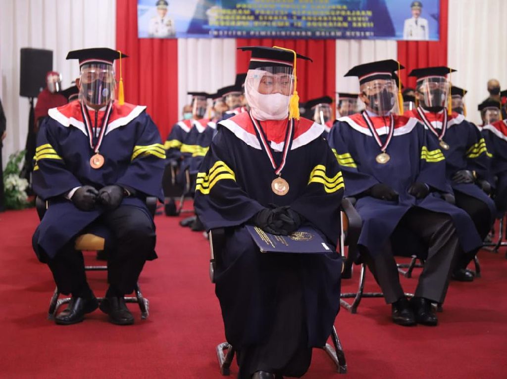 Menaker Ida Fauziyah Lulus Cum Laude dengan Gelar Doktor di IPDN Menaker Ida Fauziyah Lulus Cum Laude dengan Gelar Doktor di IPDN