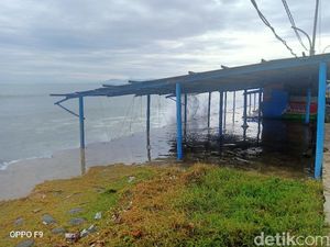 Gelombang di Perairan Bengkulu Capai 5 Meter, Nelayan Diimbau Tak Melaut