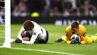 Mat Ryan, kiper Brighton & Hove Albion asal Australia ini mencatatkan 117 saves (Getty Images)
