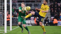 Posisi ketiga ada Aaron Ramsdale, kipernya Bournemouth. Kiper muda Inggris ini melakukan 129 saves (Getty Images)