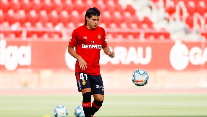MALLORCA, SPAIN - JUNE 30: Luka Romero of RCD Mallorca controls the ball during the warm up prior to the Liga match between RCD Mallorca and RC Celta de Vigo at Visit Mallorca Estadi on June 30, 2020 in Mallorca, Spain. (Photo by Isaac Buj/Getty Images)