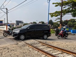 Kenapa Mobil Sering Mogok Mendadak di Tengah Rel Kereta?