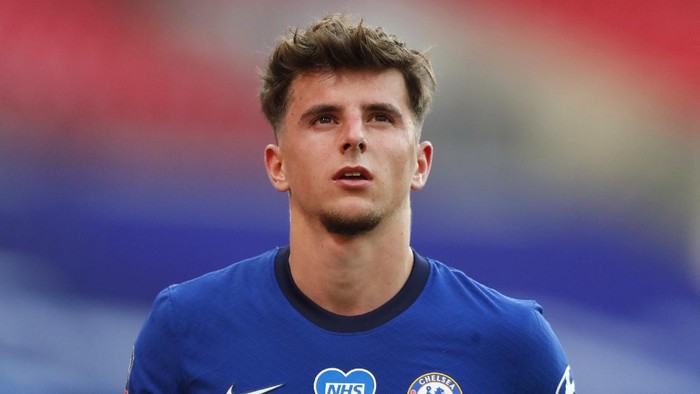 LONDON, ENGLAND - JULY 19: Mason Mount of Chelsea looks on during the FA Cup Semi Final match between Manchester United and Chelsea at Wembley Stadium on July 19, 2020 in London, England. Football Stadiums around Europe remain empty due to the Coronavirus Pandemic as Government social distancing laws prohibit fans inside venues resulting in all fixtures being played behind closed doors. (Photo by Alastair Grant/Pool via Getty Images)
