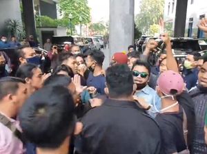 Ricuh! Massa Tolak Reklamasi Ancol Bentrok di Balai Kota DKI Ricuh! Massa Tolak Reklamasi Ancol Bentrok di Balai Kota DKI