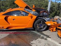 Tabrak Tiang Lampu Jalan, McLaren Milik Eks Pebalap F1 Ringsek!