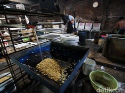 Biang Kerok Naiknya Harga Kedelai yang Bikin Perajin Tempe Mogok
