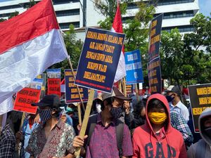 Momen Mahasiswa Geruduk Kantor OJK