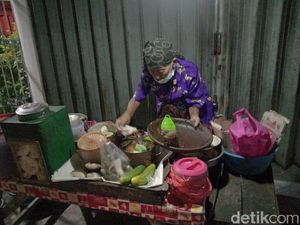 Viral Nenek 80 Tahun di Surabaya Kehilangan Uang Hasil Jualan Rujak Cingur Viral Nenek 80 Tahun di Surabaya Kehilangan Uang Hasil Jualan Rujak Cingur