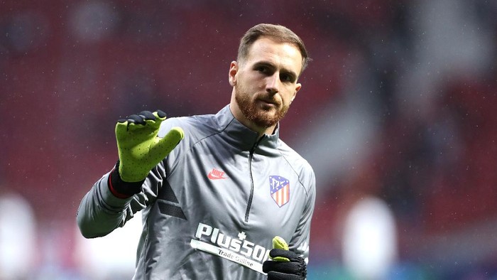 MADRID, SPAIN - OCTOBER 22: Jan Oblak of Atletico Madrid acknowledges the fans prior to the UEFA Champions League group D match between Atletico Madrid and Bayer Leverkusen at Wanda Metropolitano on October 22, 2019 in Madrid, Spain. (Photo by Angel Martinez/Getty Images)