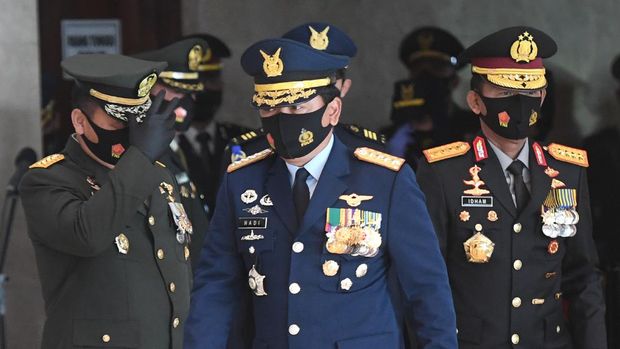 Panglima TNI Marsekal TNI Hadi Tjahjanto (tengah) bersama Kapolri Jenderal Pol Idham Azis (kanan) bersiap mengikuti upacara penganugerahan tanda kehormatan Bintang Angkatan Kelas Utama di Mabes TNI, Jakarta, Selasa (28/7/2020). Kapolri menerima tiga tanda kehormatan yaitu Bintang Kartika Eka Pakci Utama, Bintang Jalasena Utama dan Bintang Swa Bhuwana Paksa Utama,  dari tiga matra yang merupakan penghargaan tertinggi di TNI atas jasa-jasanya kepada bangsa dan negara. ANTARA FOTO/Akbar Nugroho Gumay/hp,