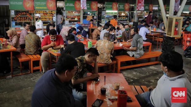 Pekerja kantoran menjadi salah satu kelompok yang rawan penularan Virus Corona. Menyusul ditemukan klaster perkantoran dengan 375 orang dinyatakan positif. (CNN Indonesia/ Adhi Wicaksono)