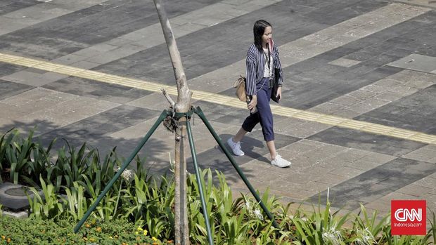 Pekerja kantoran menjadi salah satu kelompok yang rawan penularan Virus Corona. Menyusul ditemukan klaster perkantoran dengan 375 orang dinyatakan positif. (CNN Indonesia/ Adhi Wicaksono)