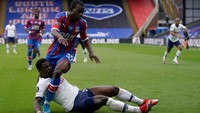 93 Tekel juga sama dilakukan oleh pemain Tottenham Hotspur, Serge Aurier (Getty Images)