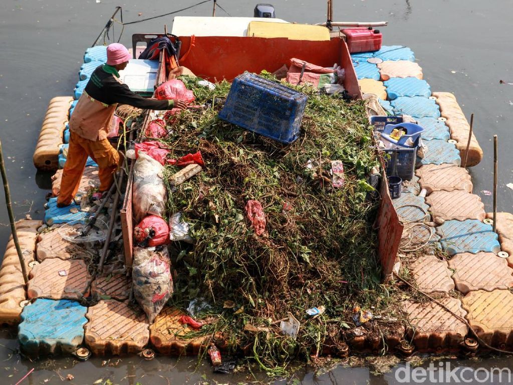 Perahu Pengangkut Sampah di BKB Efektif Bersihkan Lingkungan Perahu Pengangkut Sampah di BKB Efektif Bersihkan Lingkungan