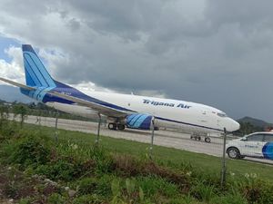 Sayap Trigana Air Rusak usai Mendarat Miring di Bandara Wamena Sayap Trigana Air Rusak usai Mendarat Miring di Bandara Wamena