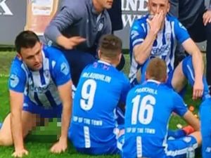 Ketahuan! Pesepakbola Ini Pipis di Lapangan Saat Live Pertandingan