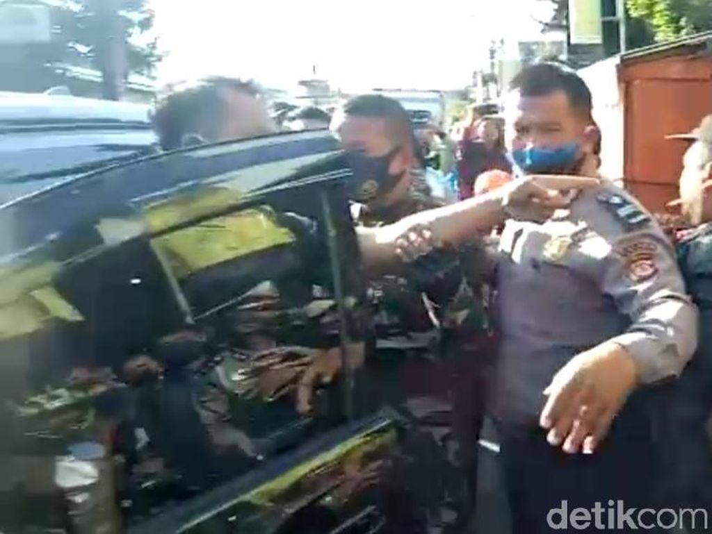 Geger Polisi Ancam Tembak Massa Guru, Ini Penjelasan Polres Garut Geger Polisi Ancam Tembak Massa Guru, Ini Penjelasan Polres Garut