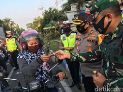 Pengendara Tertib di Mojokerto Dihadiahi Setangkai Mawar dan Cokelat