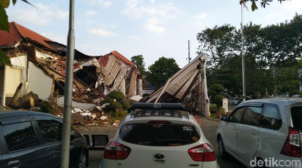 Potret Bagian Depan Kantor OJK Jateng-DIY yang Roboh di Semarang