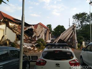 Video Gedung OJK Jateng-DIY Ambruk di Bagian Depan Video Gedung OJK Jateng-DIY Ambruk di Bagian Depan