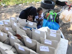 Perjuangan Bocah demi Belajar Online, Jual Cilok hingga Ayam Jago Kesayangan