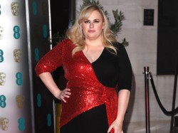 Mirip Adele, Penampilan Rebel Wilson Bikin Heboh