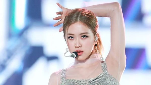 10 Foto Rose Blackpink yang Buktikan Pinggangnya Mungil Banget