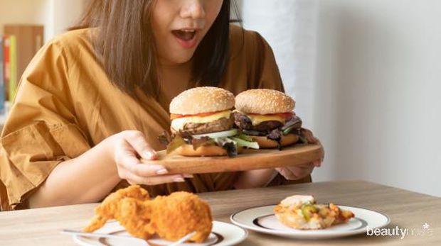 mengkonsumsi junk food