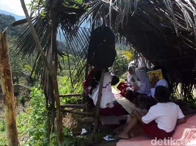 Begini Perjuangan Siswa SD Cari Sinyal di Tepi Jurang