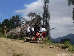 Melihat Pembangunan Tempat Belajar Daring di Tepi Jurang