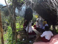 Ngeri! Siswa SD di Sidrap Cari Sinyal di Tepi Jurang Demi Belajar Online