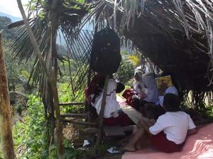 Ngeri! Siswa SD di Sidrap Cari Sinyal di Tepi Jurang Demi Belajar Online Ngeri! Siswa SD di Sidrap Cari Sinyal di Tepi Jurang Demi Belajar Online