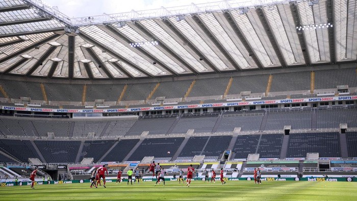 NEWCASTLE UPON TYNE, ENGLAND - JULY 26: A General view of play during the Premier League match between Newcastle United and Liverpool FC at St. James Park on July 26, 2020 in Newcastle upon Tyne, England. Football Stadiums around Europe remain empty due to the Coronavirus Pandemic as Government social distancing laws prohibit fans inside venues resulting in games being played behind closed doors. (Photo by Laurence Griffiths/Getty Images)