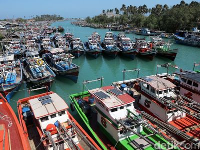 Tak Melaut, Ratusan Kapal Nelayan Bersandar di Lebak Banten