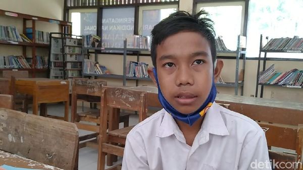 Tak Punya Smartphone, Dzul Rela Belajar Sendirian di Sekolah