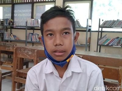 Tak Punya Smartphone, Dzul Rela Belajar Sendirian di Sekolah
