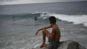 Badai Gonzalo Berlalu, Anak-anak Venezuela Kembali Main di Pantai