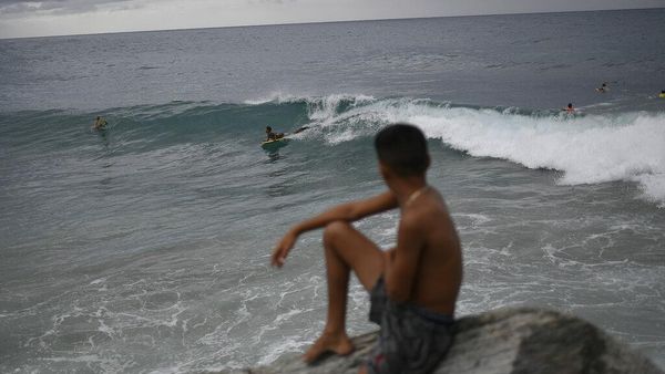 Badai Gonzalo Berlalu, Anak-anak Venezuela Kembali Main di Pantai