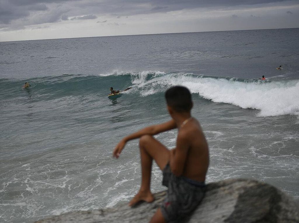 Badai Gonzalo Berlalu, Anak-anak Venezuela Kembali Main di Pantai Badai Gonzalo Berlalu, Anak-anak Venezuela Kembali Main di Pantai