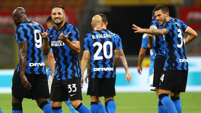 MILAN, ITALY - JULY 28:  Danilo D Ambrosio #33 of FC Internazionale celebrates after scoring the opening goal during the Serie A match between FC Internazionale and SSC Napoli at Stadio Giuseppe Meazza on July 28, 2020 in Milan, Italy.  (Photo by Marco Luzzani/Getty Images)