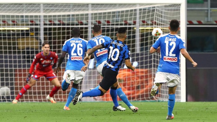 MILAN, ITALY - JULY 28:  Lautaro Martinez #10 of FC Internazionale scores his goal during the Serie A match between FC Internazionale and SSC Napoli at Stadio Giuseppe Meazza on July 28, 2020 in Milan, Italy.  (Photo by Marco Luzzani/Getty Images)
