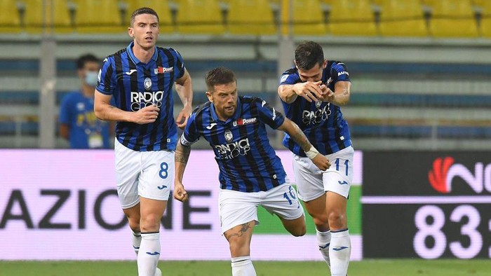 PARMA, ITALY - JULY 28: Alejandro Gomez of Atalanta BC celebrates after scoring his teams second goal during the Serie A match between Parma Calcio and Atalanta BC at Stadio Ennio Tardini on July 28, 2020 in Parma, Italy. (Photo by Alessandro Sabattini/Getty Images)