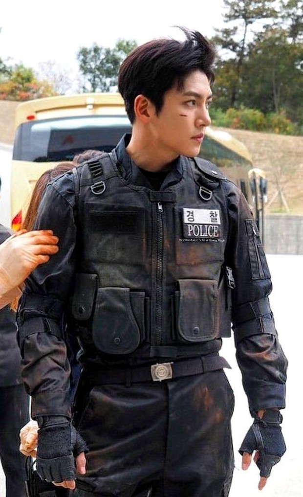 Dalam drama The K2, Ji Chang Wook memakai seragam tempur tantara dan polisi.