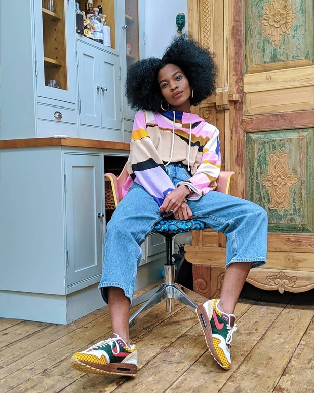 Melihat akun media sosialnya, kita akan melihat bagaimana influencer berkulit hitam ini memberikan inspirasi berpenampilan dengan outfit berwarna cerah