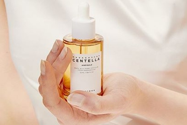 salah satu rekomendasi skincare yang bagus untuk atasi jerawat adalah Skin1004 Madagascar Centella Asiatica 100 Ampoule