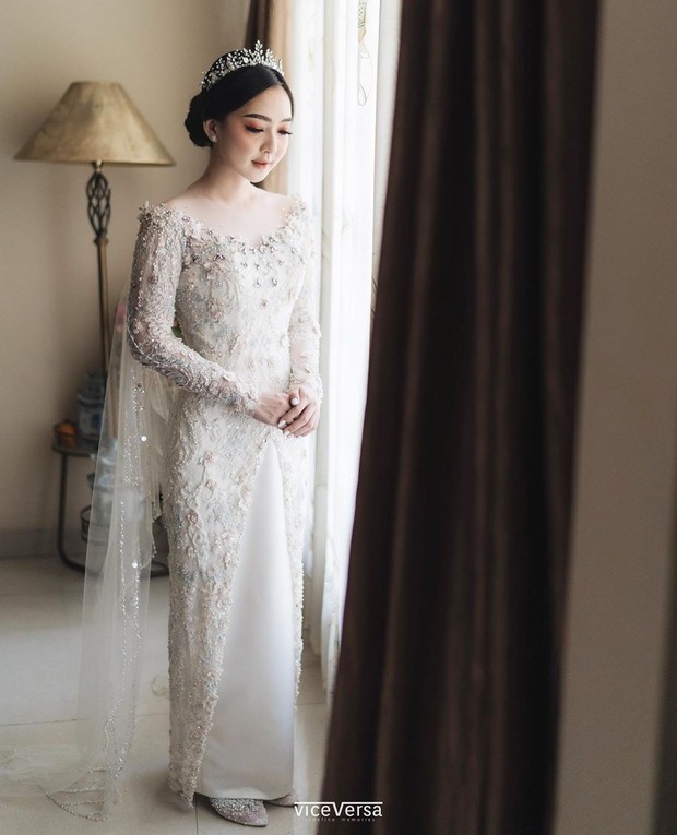 https://www.instagram.com/astaririri/ Kebaya itu dipadukan dengan bawahan rok putih yang membuatnya tampak menyatu dan terlihat seperti gaun pengantin.