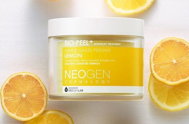 salah satu skincare untuk mengatasi bekas jerawat adalah Neogen Bio-Peel Gauze Peeling Lemon